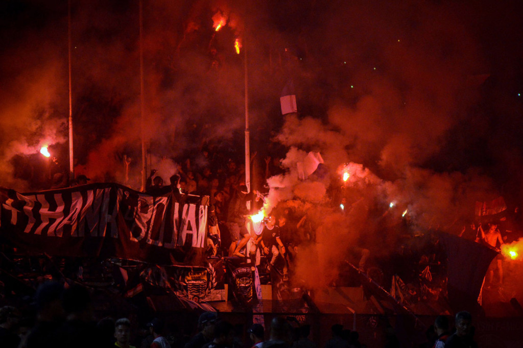 Suporter Persib Bandung menyalakan flare untuk merayakan kemenangan tim kesayangannya atas PSS Sleman. Persib mengakhiri puasa kemenangan dengan menundukkan PSS 1-0. Maung Bandung terakhir mengemas tiga poin saat mengalahkan PSIS Semarang 1-0 pada 21 Juli silam.