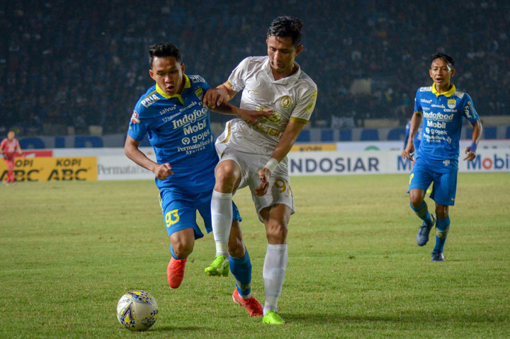 Di waktu normal Persib kesulitan menjebol gawang PSS akibat pressing ketat para pemain lawan.