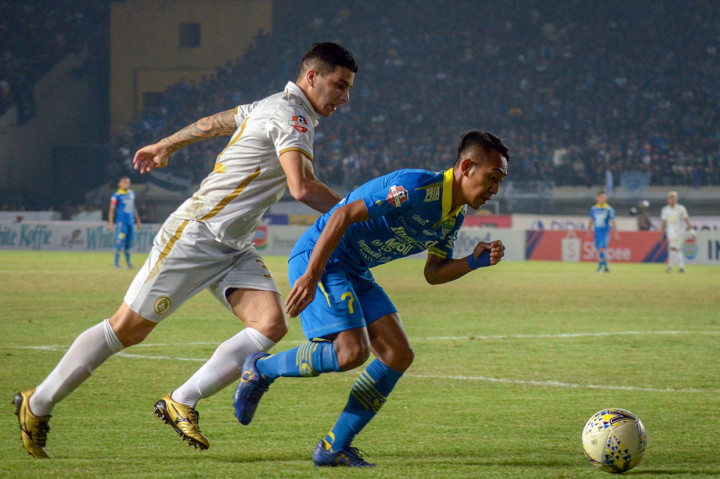 Pesepak bola Persib Bandung Beckham Putra (kanan) berebut bola dengan pemain PSS Sleman Brian Fereira.