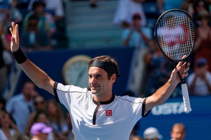Roger Federer melakukan selebrasi usai memastikan diri melangkah ke babak 16 besar US Open. Petenis Swiss tersebut di babak ketiga menundukkan Daniel Evans tiga set langsung  6-2, 6-2, 6-1.
