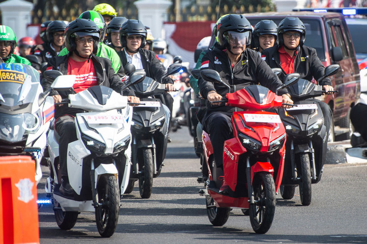 Menko Maritim Luhut Binsar Panjaitan (kanan depan) bersama Menteri Perhubungan Budi Karya Sumadi (kiri depan) menjajal motor listrik Gesits di arena Pameran Kendaraan Listrik Masa Depan, kawasan Monas, Jakarta, Sabtu, 31 Agustus 2019. 
