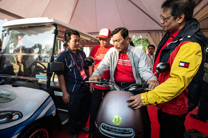 Menko Luhut yang dalam kesempatan tersebut menggantikan Presiden Jokowi yang berhalangan hadir juga mampir ke stan-stan kendaraan listrik yang dipamerkan. Salah satunya adalah motor listrik buatan mahasiswa UGM. 