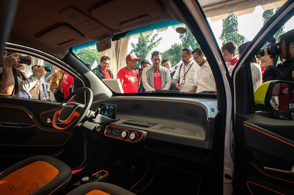 Menko Maritim Luhut Binsar Panjaitan (tengah), Menteri Perhubungan Budi Karya Sumadi (kedua kiri), dan Menteri Perindustrian Airlangga Hartarto (kiri) menyimak penjelasan petugas di salah satu stan mobil listrik.