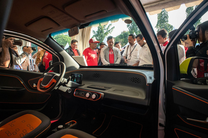 Menko Maritim Luhut Binsar Panjaitan (tengah), Menteri Perhubungan Budi Karya Sumadi (kedua kiri), dan Menteri Perindustrian Airlangga Hartarto (kiri) menyimak penjelasan petugas di salah satu stan mobil listrik.