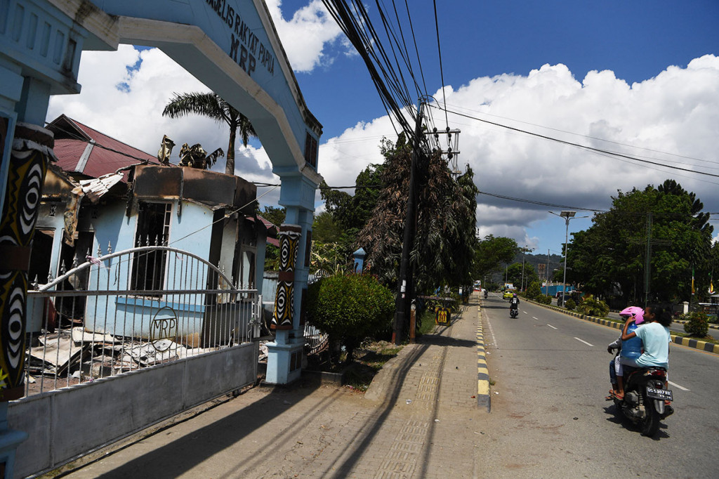 Warga Jayapura, Papua kembali beraktivitas seperti biasanya, pascaunjuk rasa yang diwarnai aksi anarkis pada Kamis, 29 Agustus 2019 lalu. Warga juga mulai memadati pasar, termasuk tempat pelelangan ikan (TPI) Hamadi. 