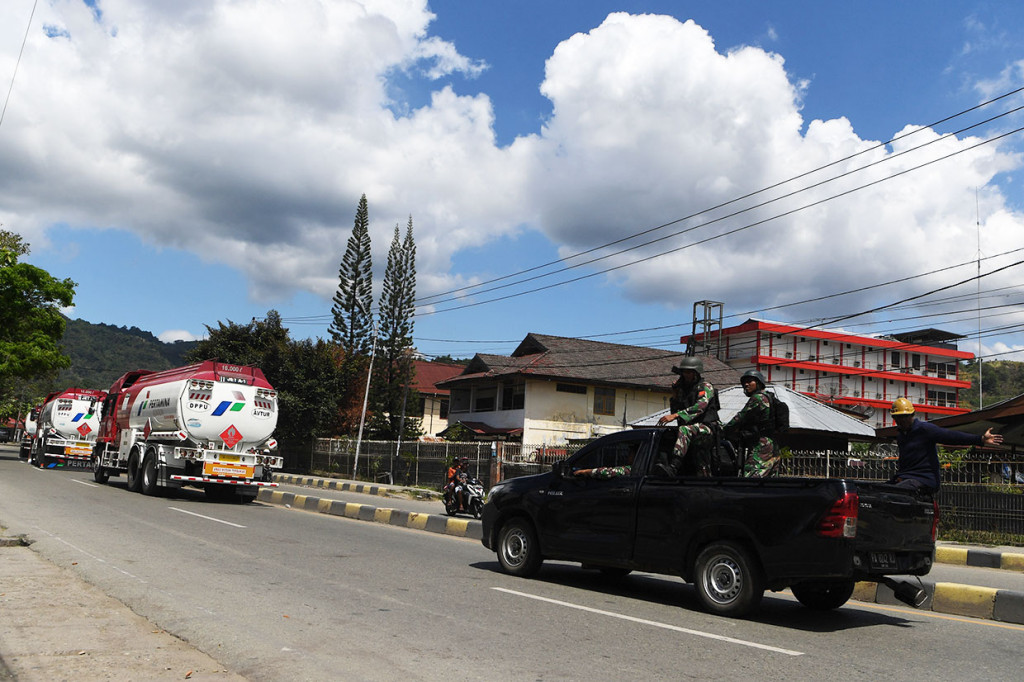 Untuk menjaga hal-hal yang tidak diinginkan, iring-iringan tangki Pertamina pemasok BBM dikawal anggota TNI.
