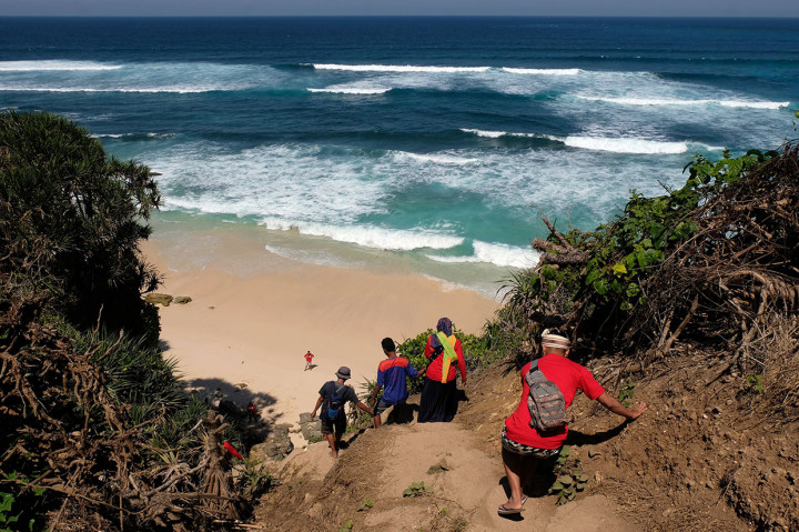 Meski jalan menuju pantai Mbawana sangat curam, destinasi wisata yang menawarkan keindahan pantai berpasir putih dan keunikan batu karang tersebut banyak dikunjungi wisatawan.