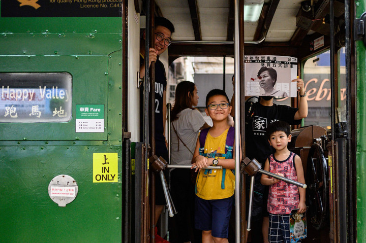Sementara kereta bawah tanah MTR di satu stasiun dari arah barat menuju lokasi protes akan dibekukan operasinya pada siang hari akibat kemungkinan kegiatan masyarakat dan tindakan lebih lanjut mungkin dilakukan.