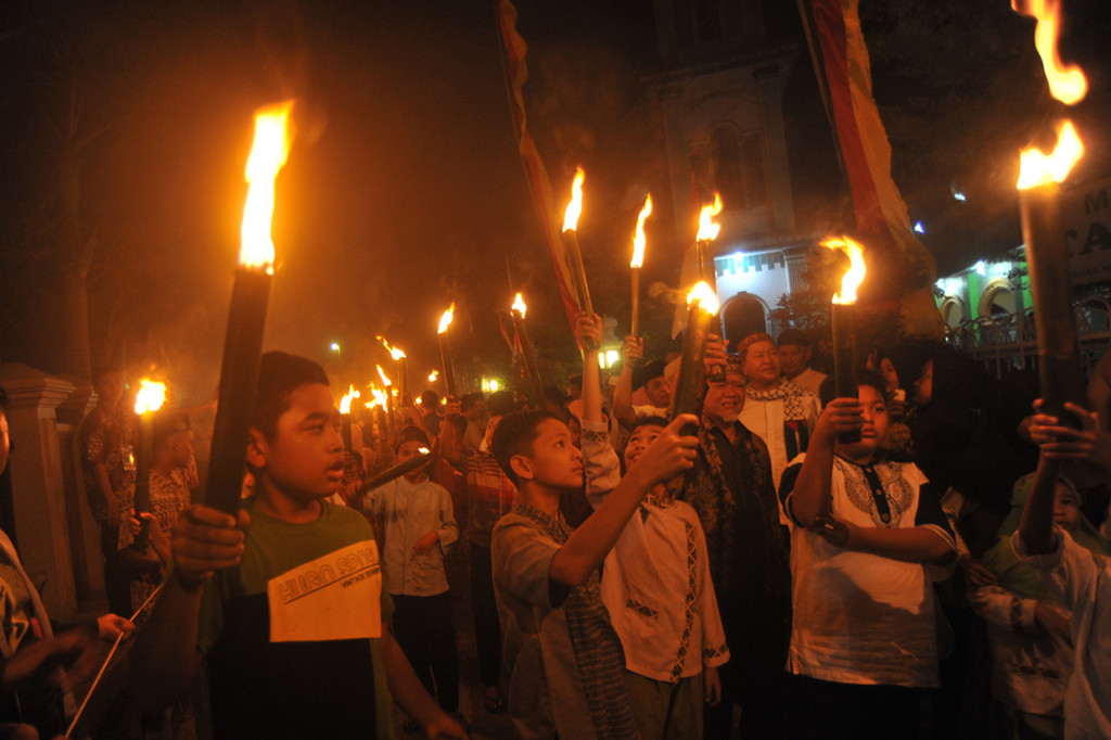 Sejumlah warga Masjid Takwa Lolong Belanti, menggelar pawai obor di Jalan S Parman, Padang, Sumatera Bara. Antara Foto/Iggoy el Fitra
