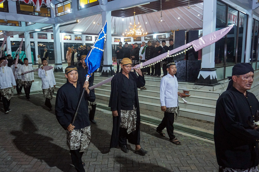 Sejumlah Aparatur Sipil negara (ASN) mengikuti Kirab Pusaka Tombak Abirawa di Kabupaten Batang, Jawa Tengah. Antara Foto/Harviyan Perdana Putra