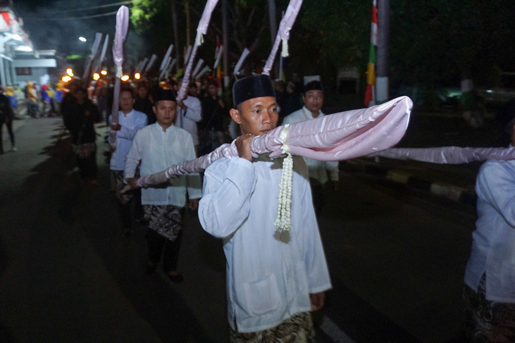 Kirab Pusaka Tombak Abirawa yang diikuti oleh ASN dan komunitas pecinta pusaka tersebut dalam rangka menyambut Tahun Baru Islam 1 Muharram 1441 H dan sebagai wujud nguri-uri budaya tradisi Jawa serta untuk wadah promosi pariwisata setempat. Antara Foto/Harviyan Perdana Putra