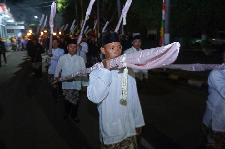 Kirab Pusaka Tombak Abirawa yang diikuti oleh ASN dan komunitas pecinta pusaka tersebut dalam rangka menyambut Tahun Baru Islam 1 Muharram 1441 H dan sebagai wujud nguri-uri budaya tradisi Jawa serta untuk wadah promosi pariwisata setempat. Antara Foto/Harviyan Perdana Putra