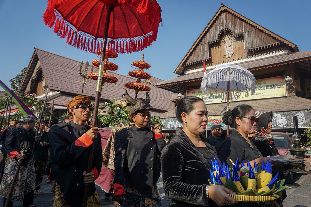 Pedagang pasar Triwindu mengikuti Kirab Jenang Suro di Pasar Triwindu, Solo, Jawa Tengah. Antara Foto/Mohammad Ayudha