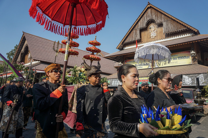 Pedagang pasar Triwindu mengikuti Kirab Jenang Suro di Pasar Triwindu, Solo, Jawa Tengah. Antara Foto/Mohammad Ayudha
