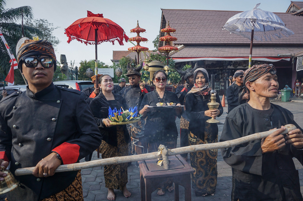 Kirab dalam rangka menyambut bulan Suro atau 1 Muharram 1441 Hijriyah (dalam penanggalan jawa) tersebut sebagai ungkapan syukur pedagang Pasar Triwindu kepada Tuhan YME atas limpahan rezeki. Antara Foto/Mohammad Ayudha