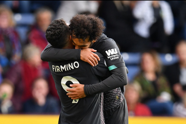 Roberto Firmino melakukan selebrasi usai mencetak gol ke gawang Burnley.
