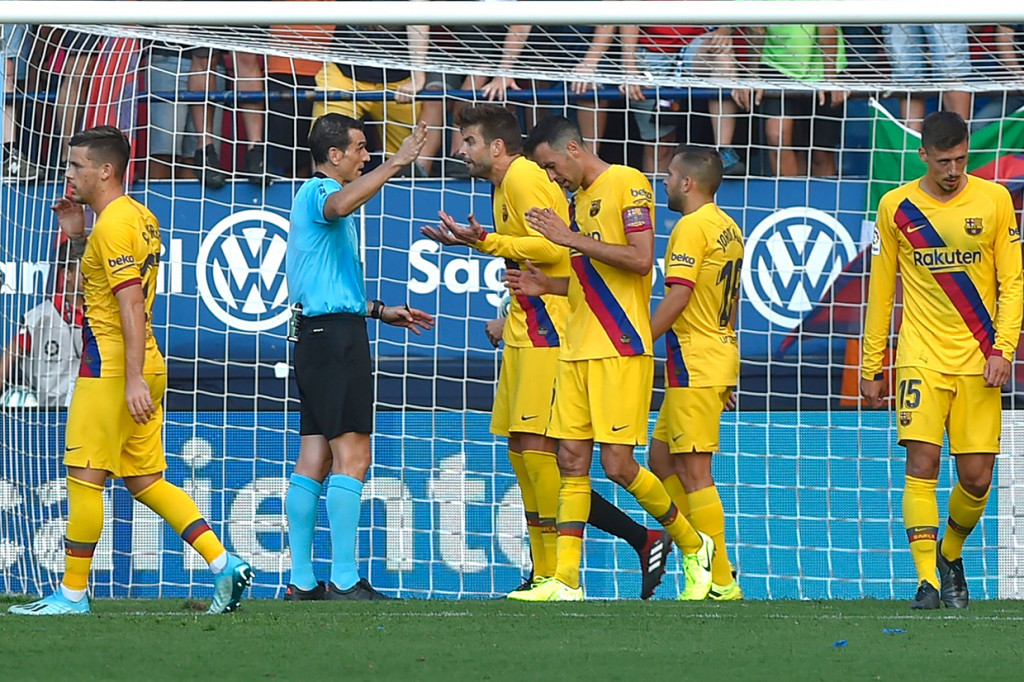 Namun keunggulan Barca tidak bertahan lama. Osasuna berhasil menyamakan skor menjadi 2-2 usai Gerard Pique handball dalam kotak penalti. Hingga babak kedua usai skor 2-2 tidak berubah.

