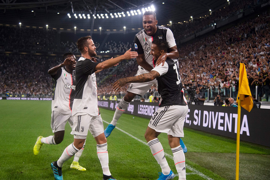 Danilo membuka keunggulan Juventus di menit ke-16. Lewat serangan balik cepat, bek yang baru didatangkan itu bisa meneruskan umpan tarik Douglas Costa dari sisi kanan. Afp Photo/Marco Bertorello
