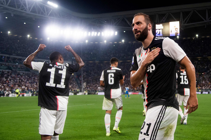 Tiga menit berselang, Juventus menambah keunggulan lewat aksi Gonzalo Higuain. Afp Photo/Marco Bertorello
