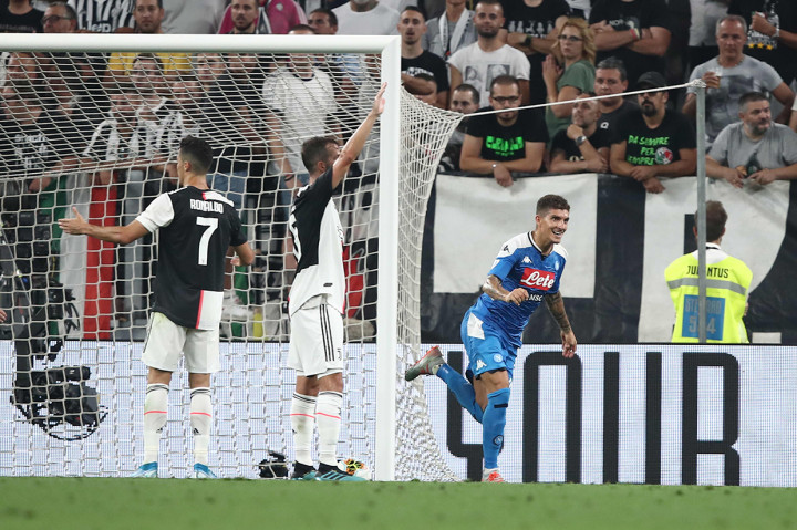 Napoli pun benar-benar membuat keunggulan Juventus sirna pada menit ke-81. Giovanni Di Lorenzo membobol gawang Wojciech Szczesny, usai meneruskan umpan tendangan bebas Jose Callejon. Skor menjadi 3-3. Afp Photo/Isabella Bonotto