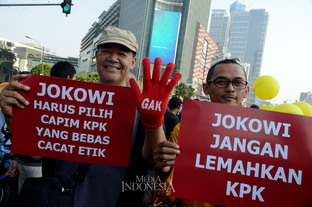 Ada pula spanduk bertuliskan 'Jokowi Harus Pilih Capim KPK yang Bebas Cacat Etik' hingga 'Jokowi Jangan Lemahkan KPK'. 