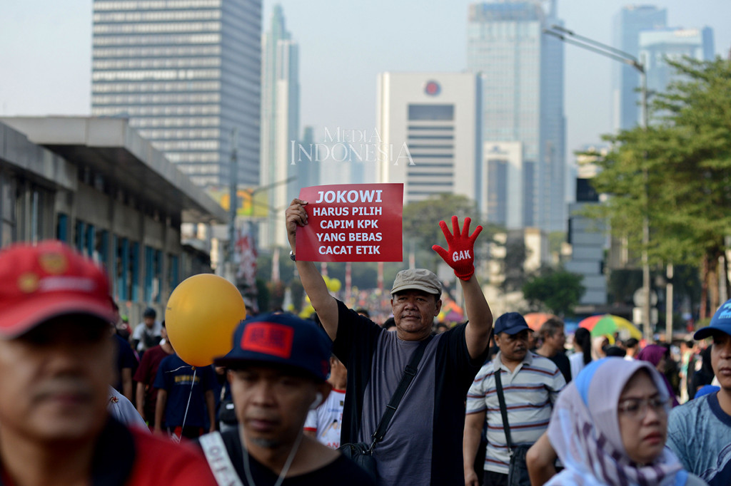 Mereka menuntut Presiden Joko Widodo (Jokowi) untuk mengevaluasi 20 nama calon pimpinan (Capim) KPK karena dugaan cacat kode etik dan integritas.