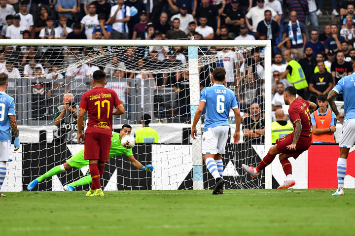 AS Roma unggul terlebih dahulu di babak pertama lewat tendangan penalti Aleksandar Kolarov.