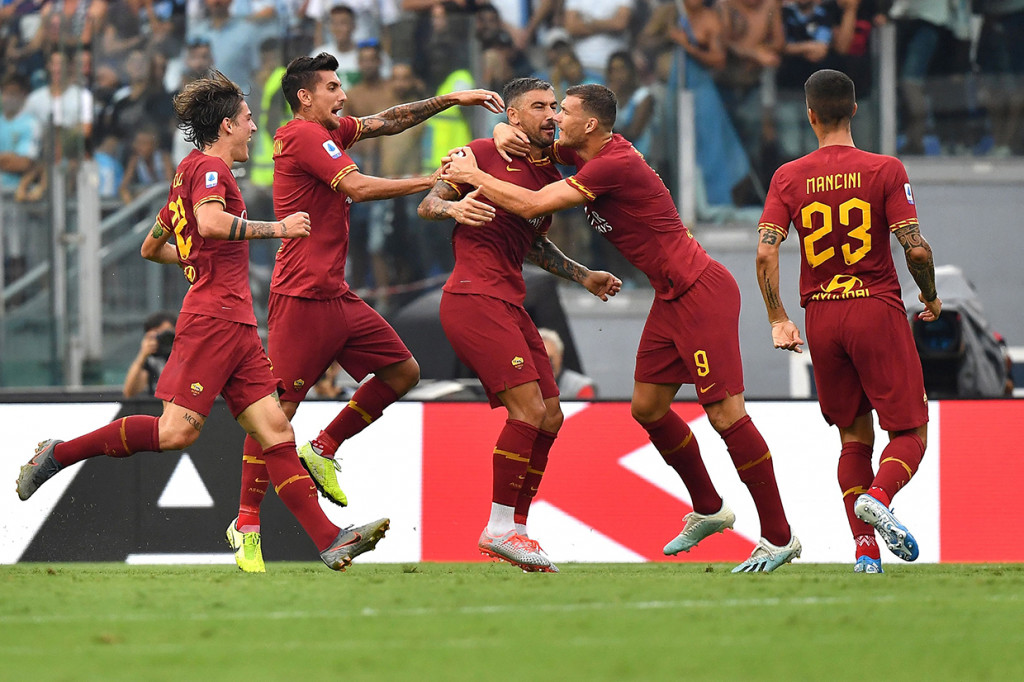 Aleksandar Kolarov bersama tim merayakan gol yang dicetak ke gawang AS Roma.
