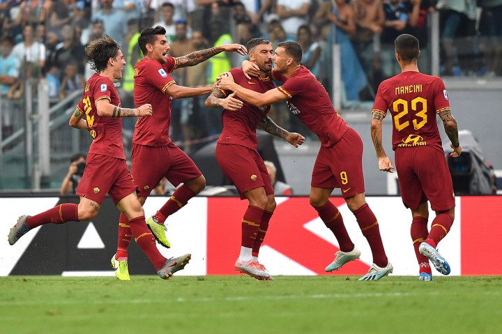 Aleksandar Kolarov bersama tim merayakan gol yang dicetak ke gawang AS Roma.