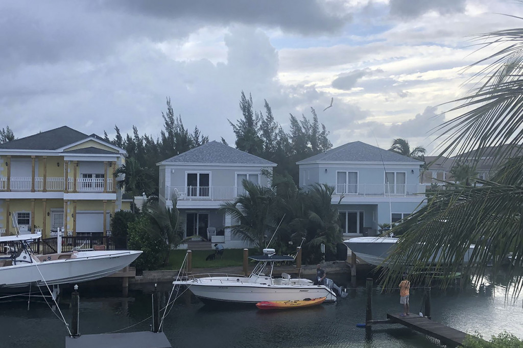 Badai juga diperkirakan terjadi di beberapa tempat, para pejabat memperingatkan.