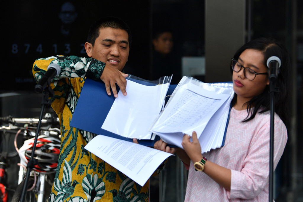 Sementara itu, Ketua Wadah Pegawai KPK Yudi Purnomo (kiri) mengajukan petisi dari sekitar 1.000 pegawai KPK yang menolak calon pimpinan KPK bermasalah di kantor KPK, Jakarta. Antara Foto/Sigid Kurniawan