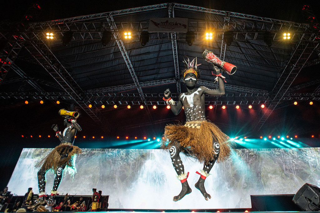 Penari menampilkan tarian FU Papua dalam pagelaran budaya bertajuk Merajut Nusantara di kawasan Monas, Jakarta, Senin, 2 September 2019 malam. Antara Foto/Aprillio Akbar