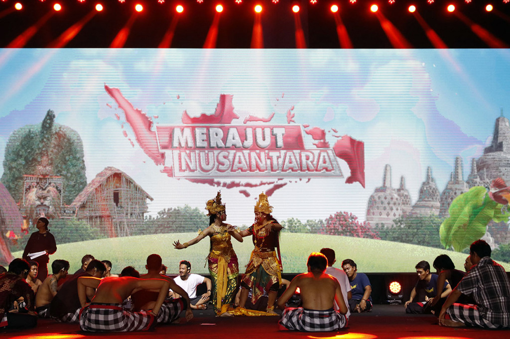 Penari membawakan beragam tarian daerah saat Pagelaran Budaya bertajuk Merajut Nusantara di Silang Monas, Jakarta. MI/Bary Fathahilah