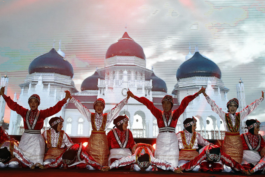 Pagelaran tersebut menampilkan atraksi seni budaya di antaranya Tari Kecak, FU Papua, Dayak dan Udog, Ratoh Jaroe, Tari Rampak Gendang dari Jawa Timur, Jawa Tengah, dan NTT, kesenian Pakarena, Gaba gaba Maluku, Marbona Taon Batak, dan Japin Melayu.    Gelaran ini juga diramaikan penampilan artis-artis Ibu Kota seperti Candil, Netral, The Rain, Kikan, Edo Kondologit, Nobo Sasamu, dan Nowela Indonesian Idol. MI/Bary Fathahilah