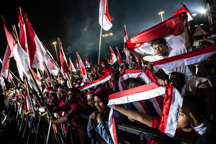 Antusias penonton sambil mengibarkan bendera Merah Putih saat menyaksikan pagelaran budaya bertajuk 'Merajut Nusantara'. Antara Foto/Aprillio Akbar