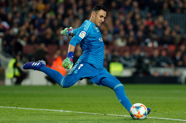 Untuk memperkuat lini belakang, PSG juga telah memboyong kiper asal Kosta Rika Keylor Navas dari Real Madrid. PSG membeli Navas secara permanen dengan harga yang dirahasiakan. Kiper 32 tahun itu diikat hingga 2023 mendatang.