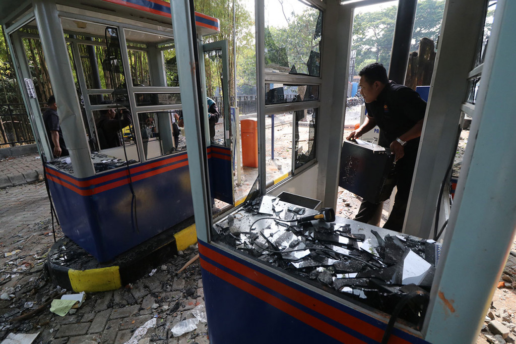 Petugas membersihkan loket parkir yang rusak pascakericuhan antara suporter PSIM Yogyakarta dengan suporter Persik Kediri pada kompetisi Liga 2 Indonesia di Kota Kediri, Jawa Timur, Selasa, 3 September 2019. 