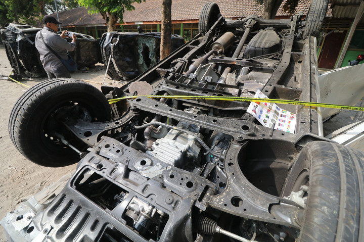 Kerusakan Akibat Ricuh Suporter Persik-PSIM
Kediri: Pertandingan Liga 2 antara Persik melawan PSIM Yogyakarta di Stadion Brawijaya, Kediri, Jawa Timur, Senin, 2 September 2019 petang, diwarnai bentrok antarsuporter. Kericuhan mengakibatkan sedikitnya tiga mobil rusak berat, ratusan sepeda motor rusak, sejumlah fasilitas umum hancur, dan puluhan suporter terluka. Antara Foto/Prasetia Fauzani