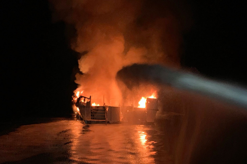 Petugas pemadam berusaha memadamkan api yang membakar kapal scuba diving di lepas pantai California, Senin, 2 September 2019 waktu setempat.