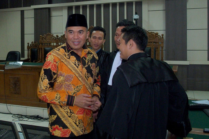 Dalam putusannya, hakim juga menjatuhkan hukuman tambahan berupa pencabutan hak untuk dipilih dalam jabatan publik selama 3 tahun sejak terdakwa selesai menjalani masa hukumannya.  