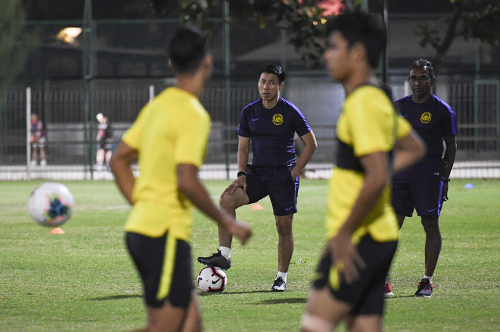 Pelatih Timnas Malaysia Tan Cheng Hoe (kedua kiri) menyaksikan pemainnya berlatih di Lapangan ABC Gelora Bung Karno, Jakarta.
