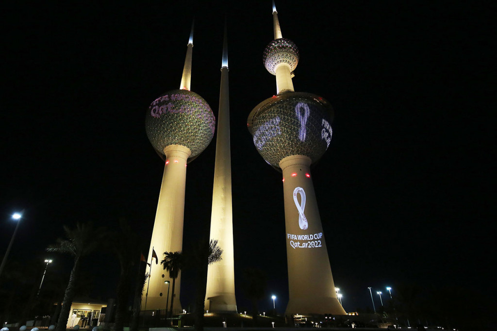 Logo FIFA 2022 Piala Dunia FIFA diproyeksikan di Menara Kuwait, di Kota Kuwait.