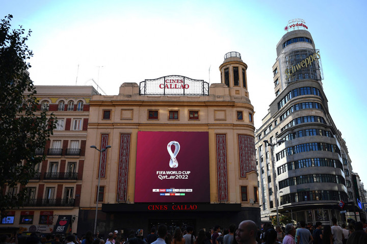 Logo Piala Dunia 2022 Qatar ditampilkan di sebuah gedung di Madrid, Spanyol.