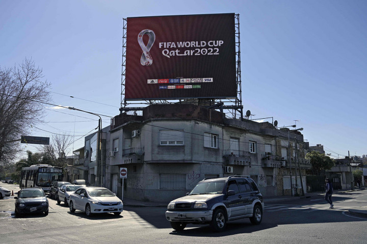 Reklame di Buenos Aires, Argentina menampilkan logo Piala Dunai 2022 Qatar. 