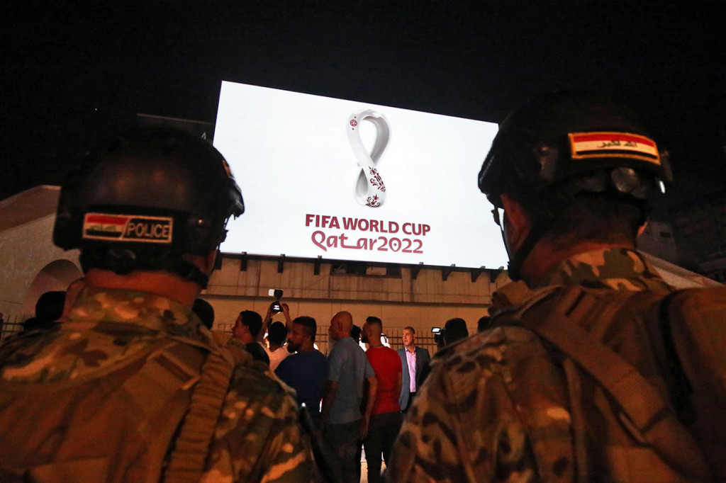 Warga Irak berkumpul di alun-alun Tahir Baghdad ketika logo resmi Piala Dunia FIFA Qatar 2022 diproyeksikan di depan sebuah gedung.