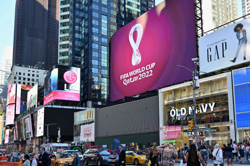 Logo resmi Piala Dunia FIFA 2022 Qatar menyala di papan iklan elektronik di Time Square, New York City.