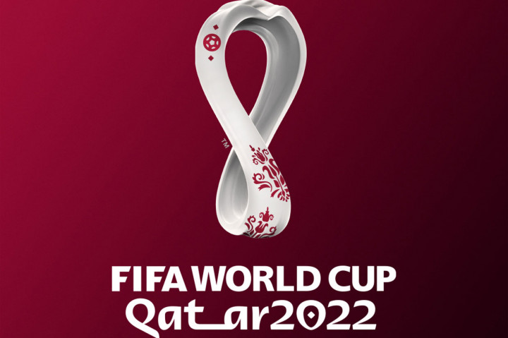 Desain logo Piala Dunia 2022 adalah selendang unisex putih bergaya Arab dengan pola merah marun yang ditampilkan dalam angka delapan yang melambangkan 'infinity' sambil menciptakan bentuk hati di atas kata-kata 'FIFA WORLD CUP Qatar 2022'.