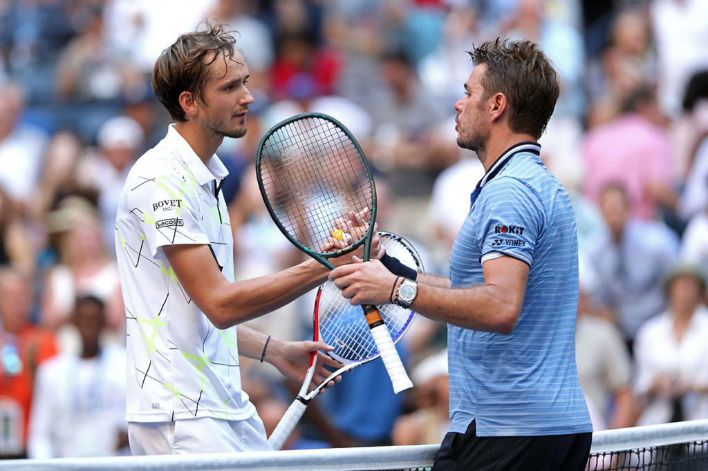 Petenis Rusia Daniil Medvedev (kiri) mendapat ucapan selamat dari lawannya Stan Wawrinka, usai laga perempat final USTA Billie Jean King National Tennis Center, New York City, Rabu, 4 September 2019 WIB.