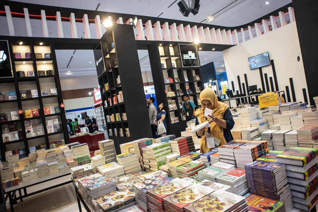 Sejumlah pengunjung mengamati buku yang dihadirkan dalam Indonesia International Book Fair (IIBF) 2019 di JCC Senayan, Jakarta.
