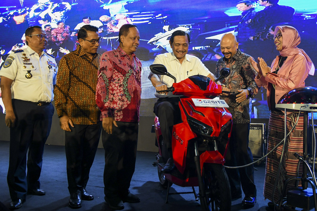 Menko bidang Kemaritiman Luhut Panjaitan (ketiga kanan) mengendarai sepeda motor listrik disaksikan Kepala Staf Kepresidenan Jenderal TNI (Purn) Moeldoko (kedua kiri), Menteri Riset, Teknologi dan Pendidikan Tinggi Mohammad Nasir (ketiga kiri), Kepala Badan Pengkajian dan Penerapan Teknologi (BPPT) Hammam Riza (kedua kanan), Deputi TIEM BPPT Eniya L. Dewi (kanan), Direktur Jendral Perhubungan Darat Budi Setiyadi (kiri) saat membuka pameran Indonesia Electric Motor Show (IEMS) 2019, di Balai Kartini, Jakarta.

